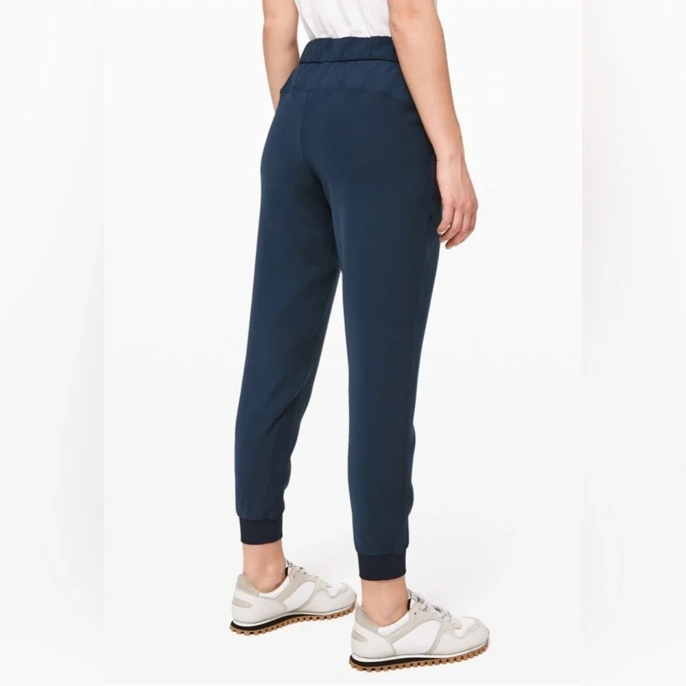 Lululemon On The Fly Jogger,‎ Size 8